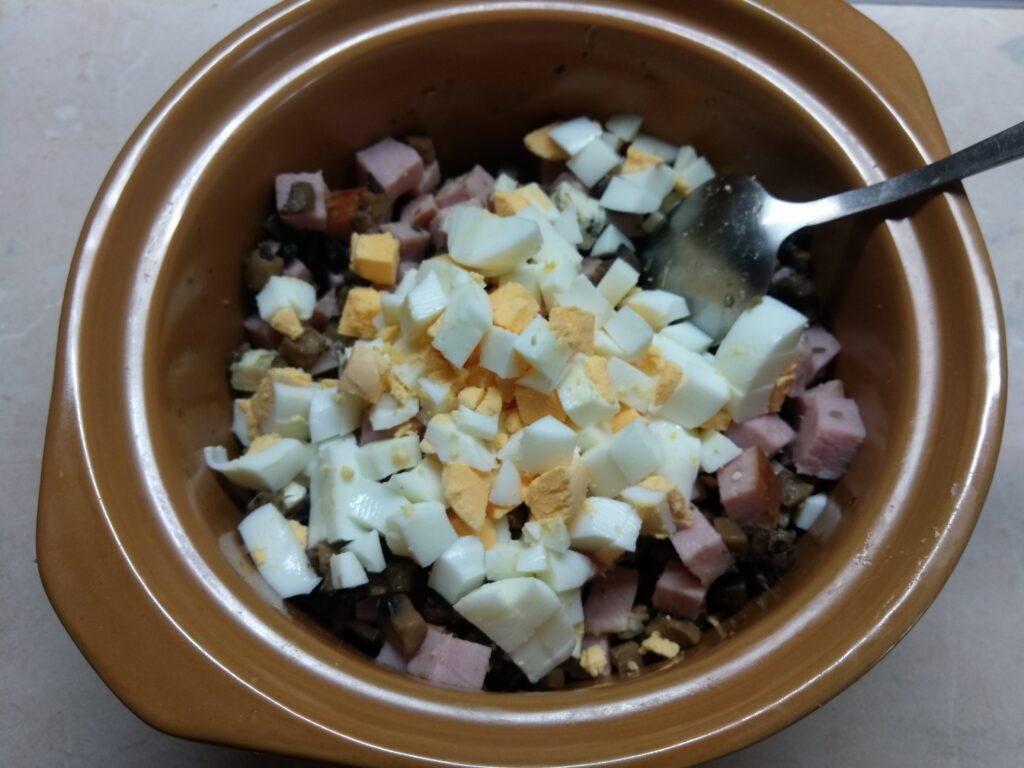 Фото рецепта - Салат с балыком, голубым сыром, шампиньонами и яйцами - шаг 4