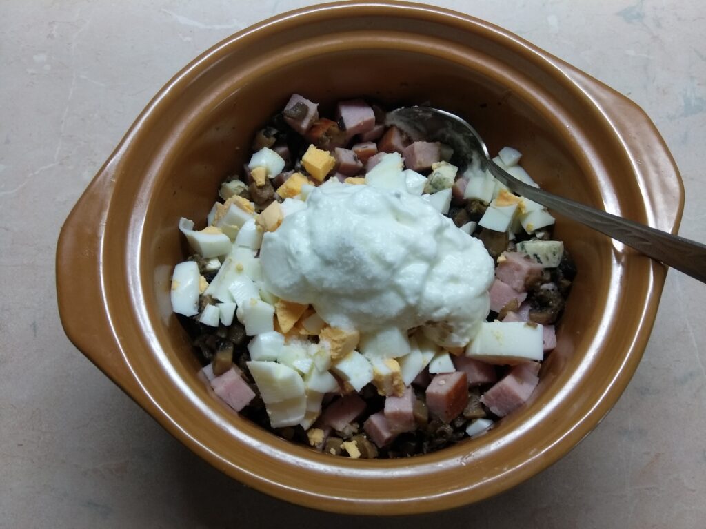 Фото рецепта - Салат с балыком, голубым сыром, шампиньонами и яйцами - шаг 5