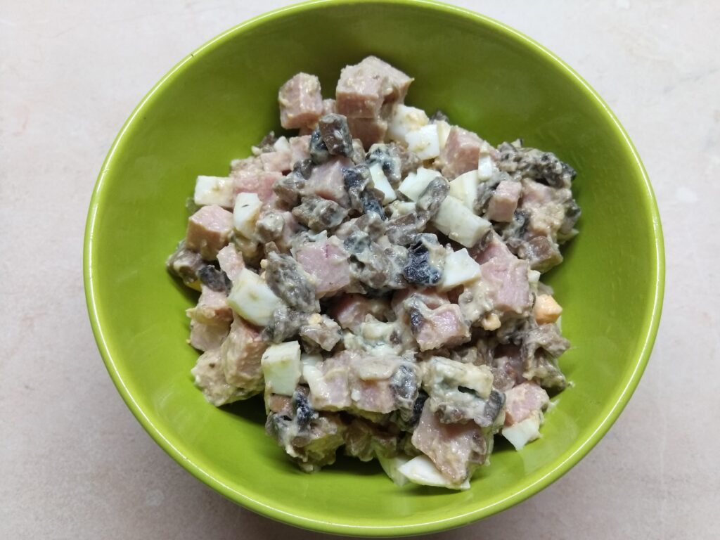 Фото рецепта - Салат с балыком, голубым сыром, шампиньонами и яйцами - шаг 6