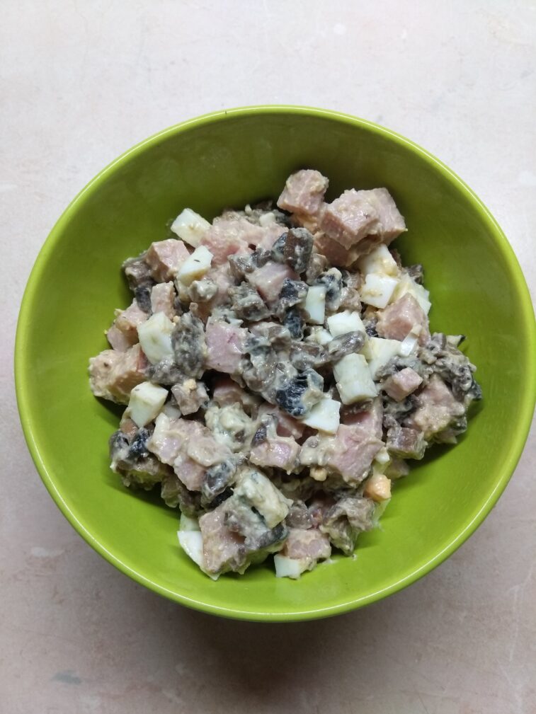 Салат с балыком, голубым сыром, шампиньонами и яйцами