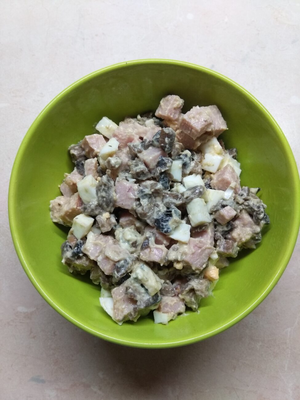 Салат с балыком, голубым сыром, шампиньонами и яйцами
