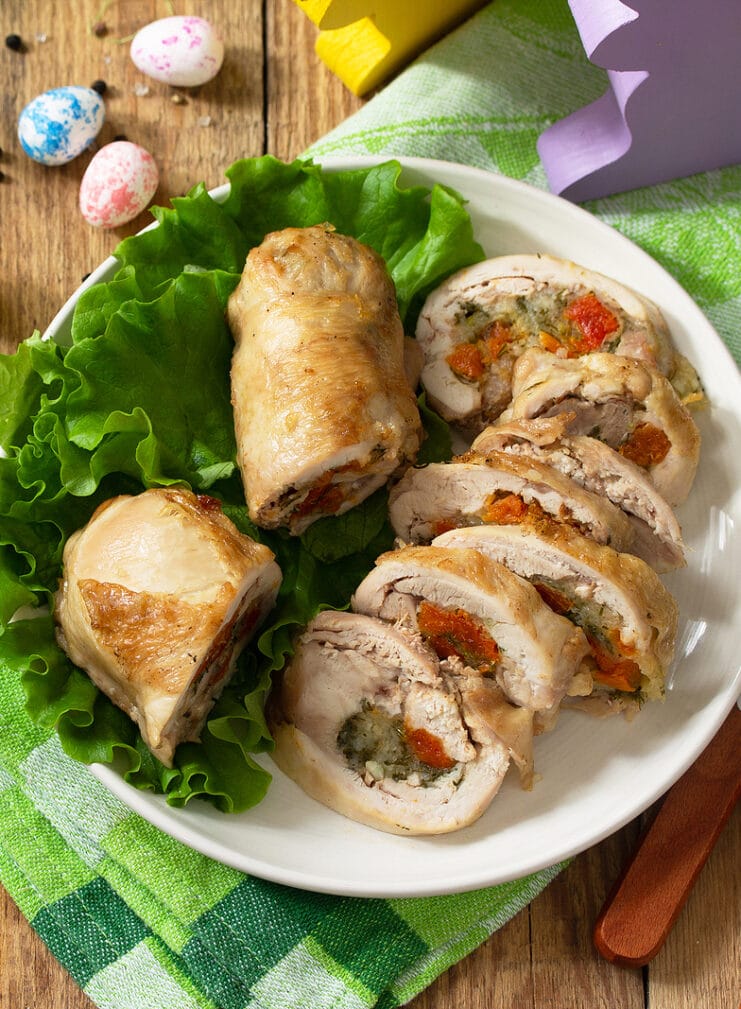 Куриные рулетики с моцареллой, курагой и зеленью