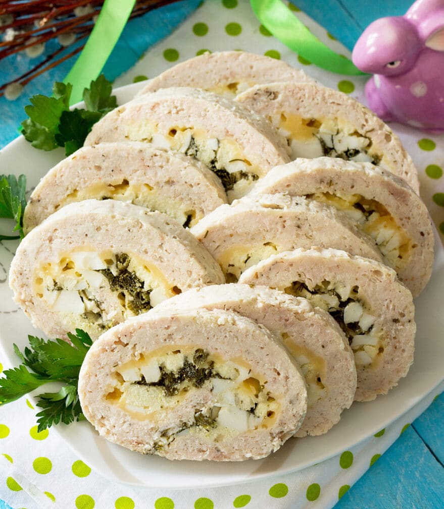 Куриный рулет с яйцом и зеленым луком