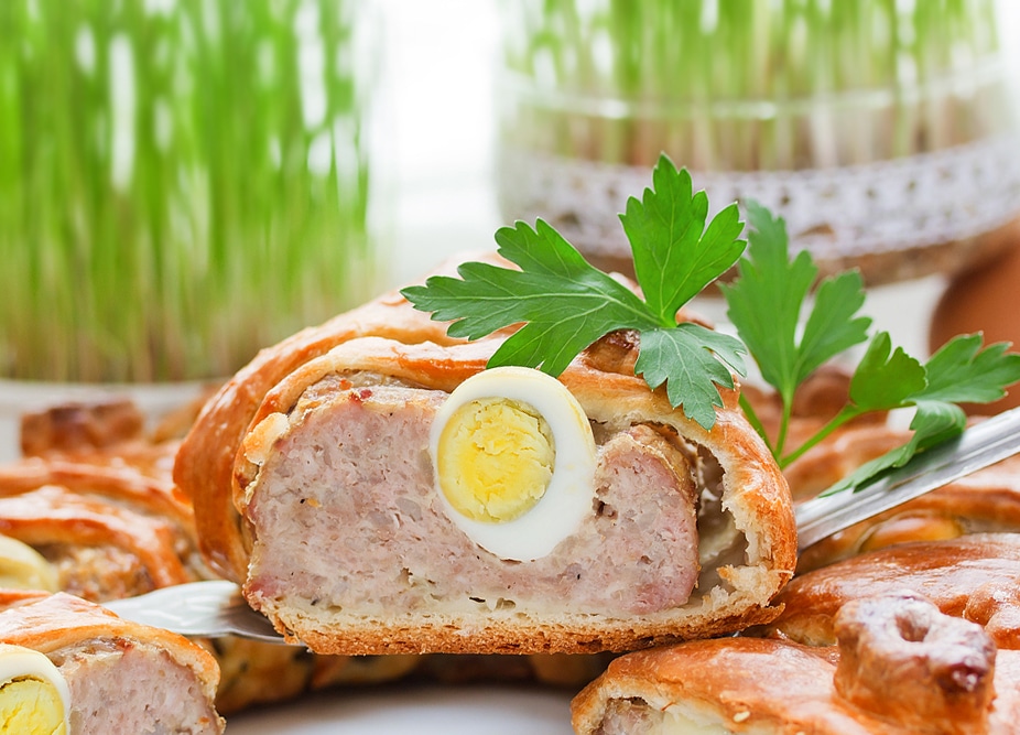 Фото рецепта - Мясной пирог с отварными яйцами - шаг 4