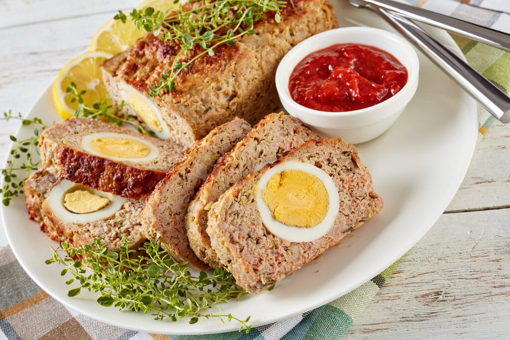 Фото рецепта - Мясной рулет, фаршированный яйцом - шаг 9