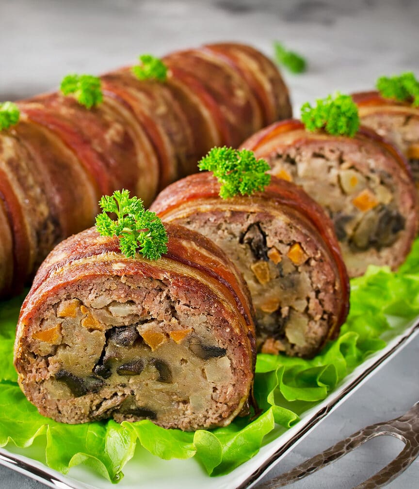 Мясной рулет с начинкой в беконе