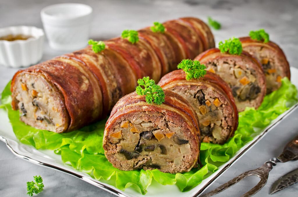 Фото рецепта - Мясной рулет с начинкой в беконе - шаг 6