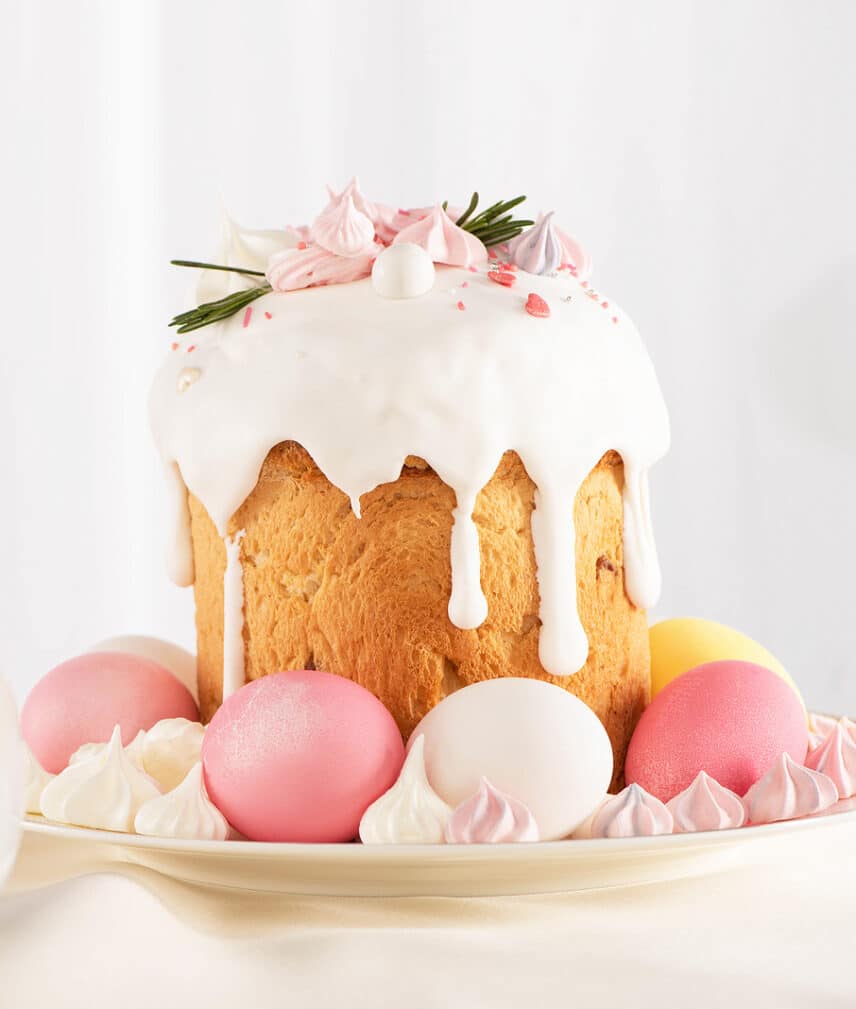 Нежный кулич с изюмом и глазурью