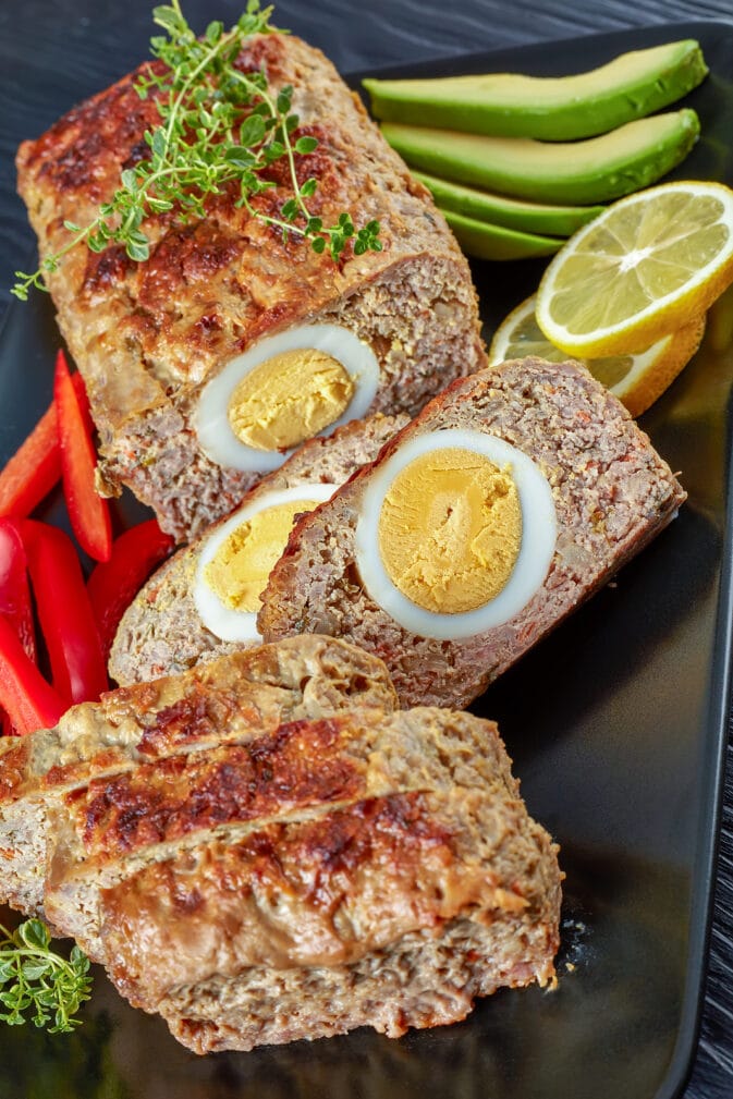 Фото рецепта - Запечённый мясной рулет с яйцом - шаг 11