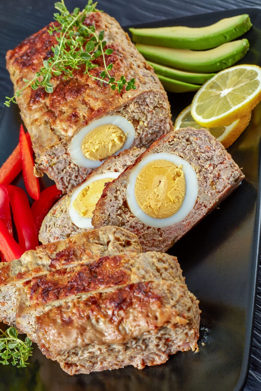 Запечённый мясной рулет с яйцом
