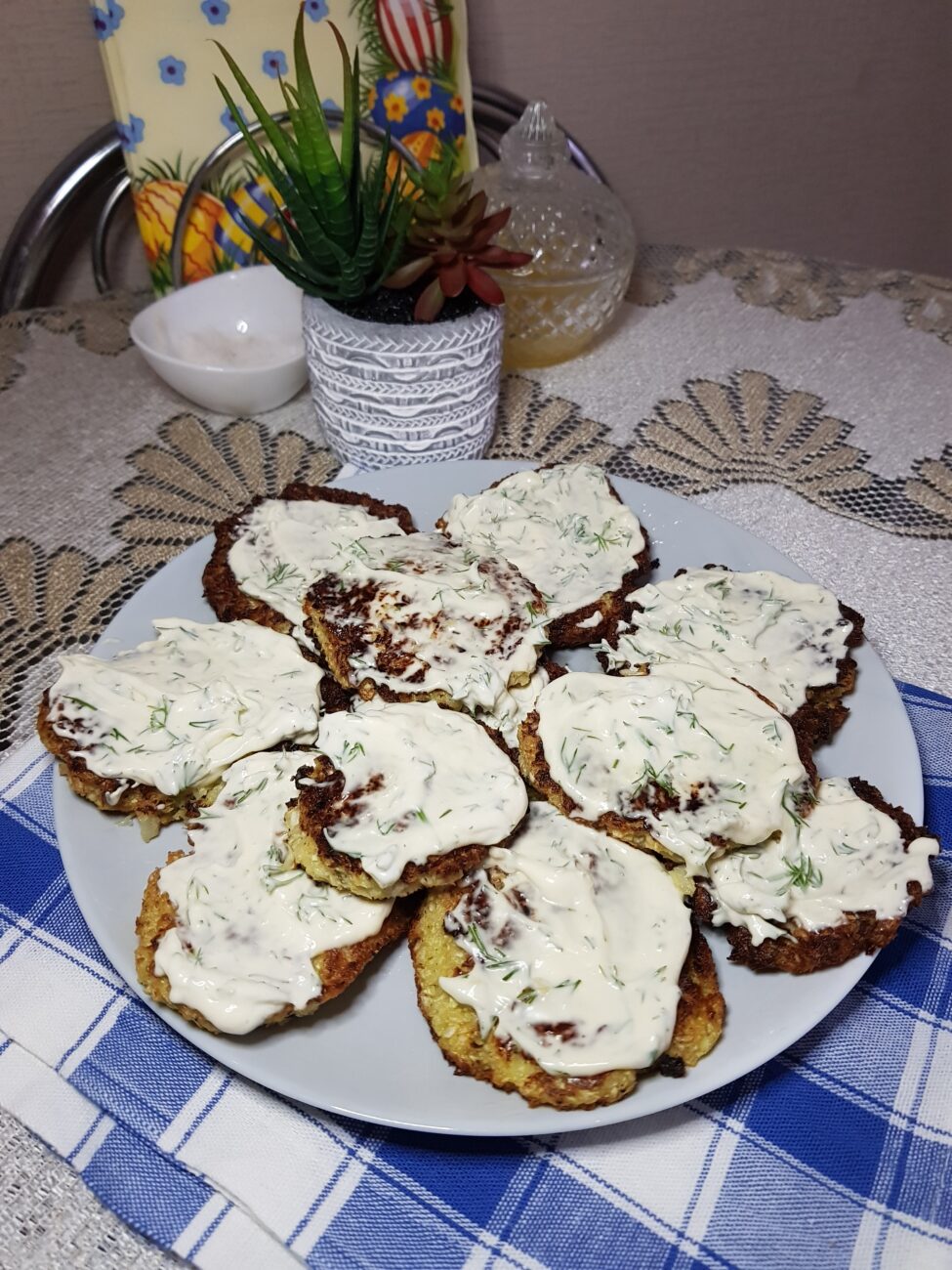 Капустные оладьи с чесночным соусом