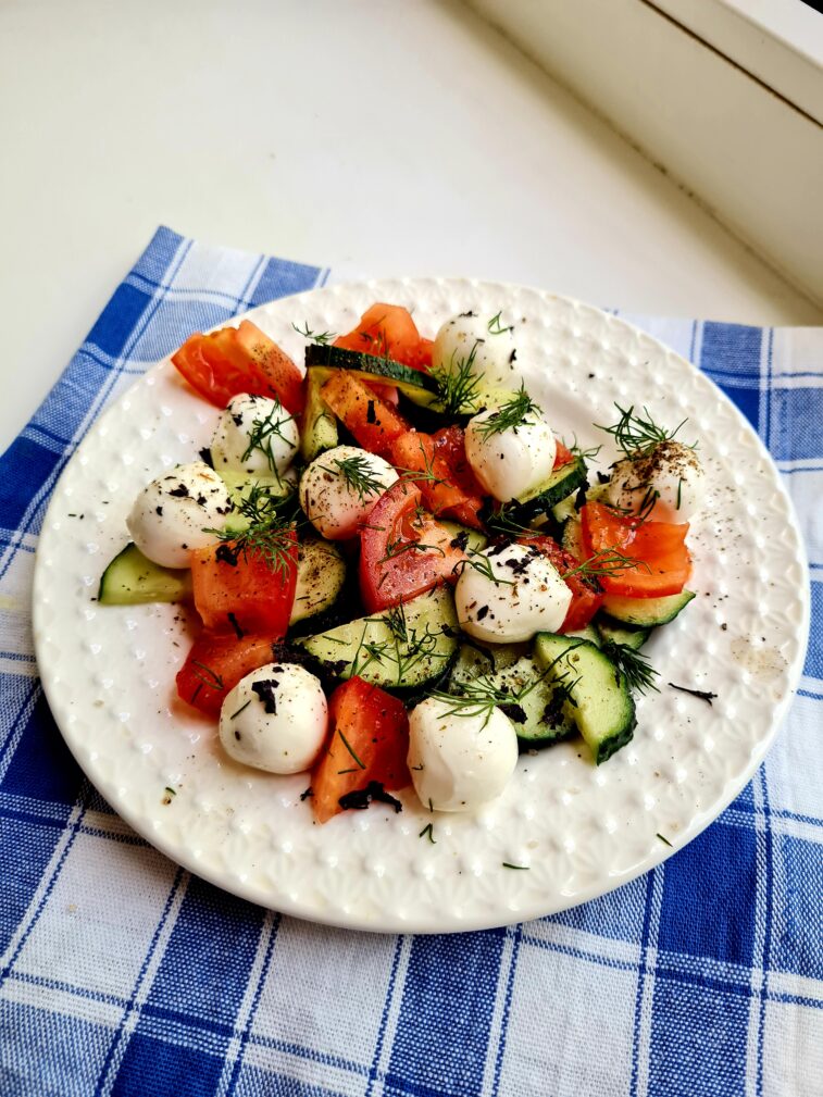 Салат с моцареллой и свежими овощами
