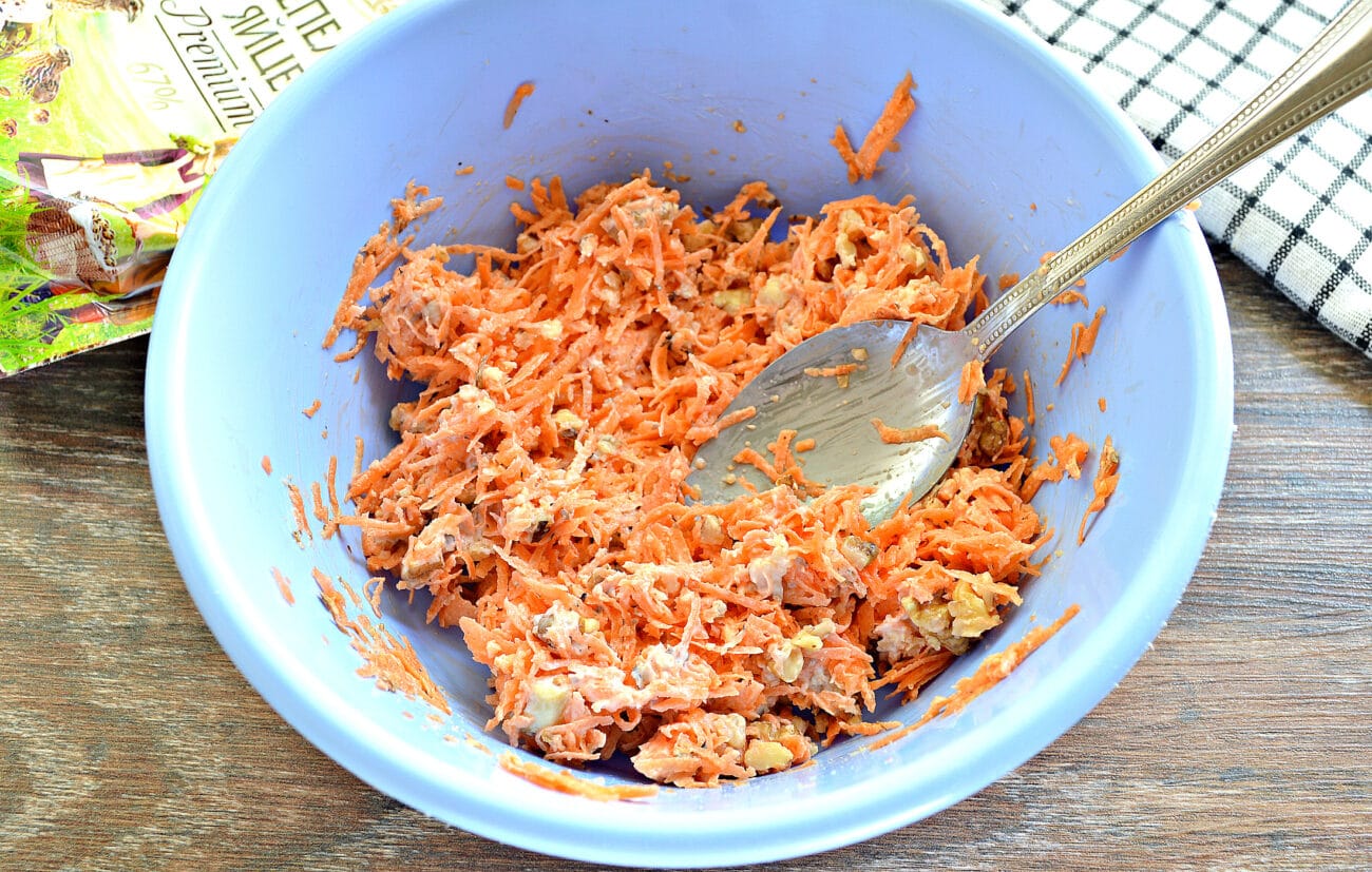 Морковный салат с имбирем, орехами и изюмом