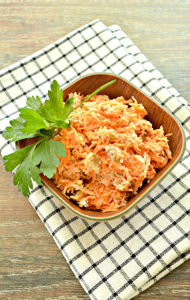 Морковный салат с орехами и чесноком