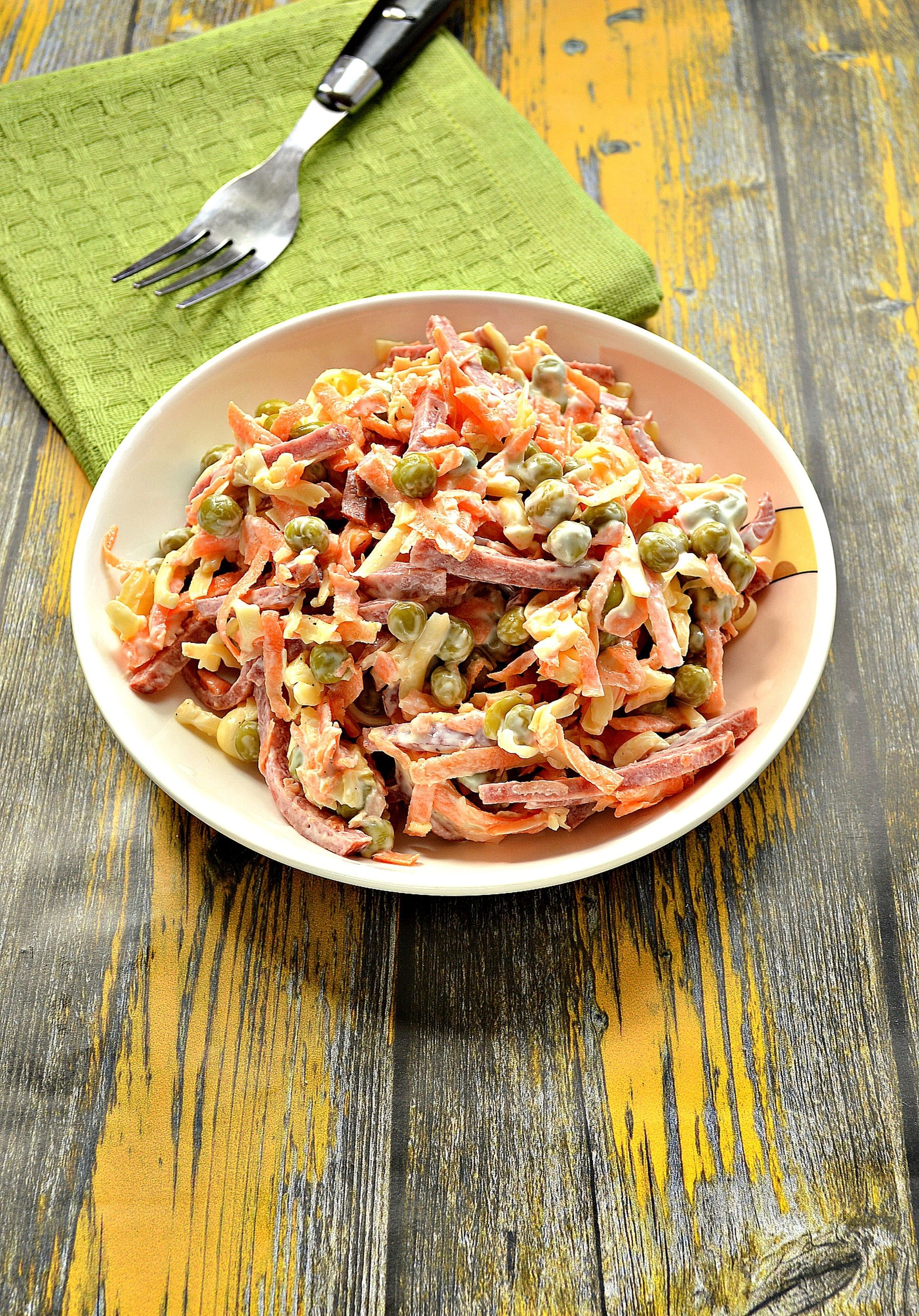 салат с сырокопченой колбасой. вкусный салат с колбасой. салат с фасолью и копченой колбасой. салат с копчёной колбасой и сыром. вкусный салат с колбасой.