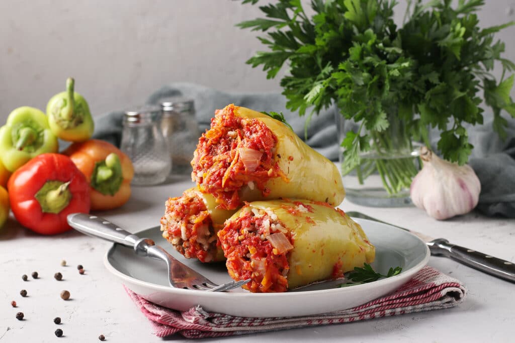 Фото рецепта - Фаршированные перцы с фаршем и овощами - шаг 11