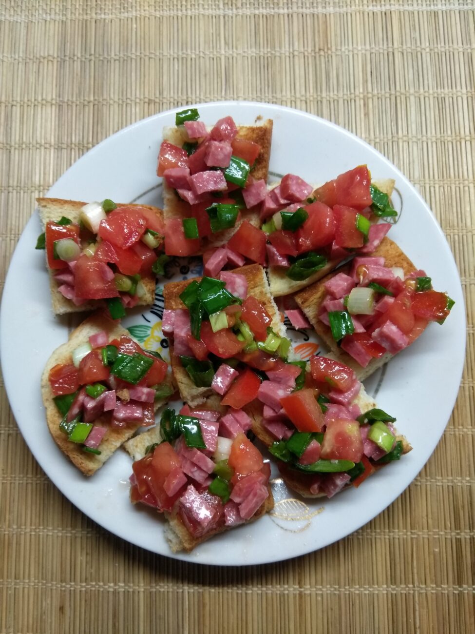 Брускетты с помидором, салями и зеленым луком