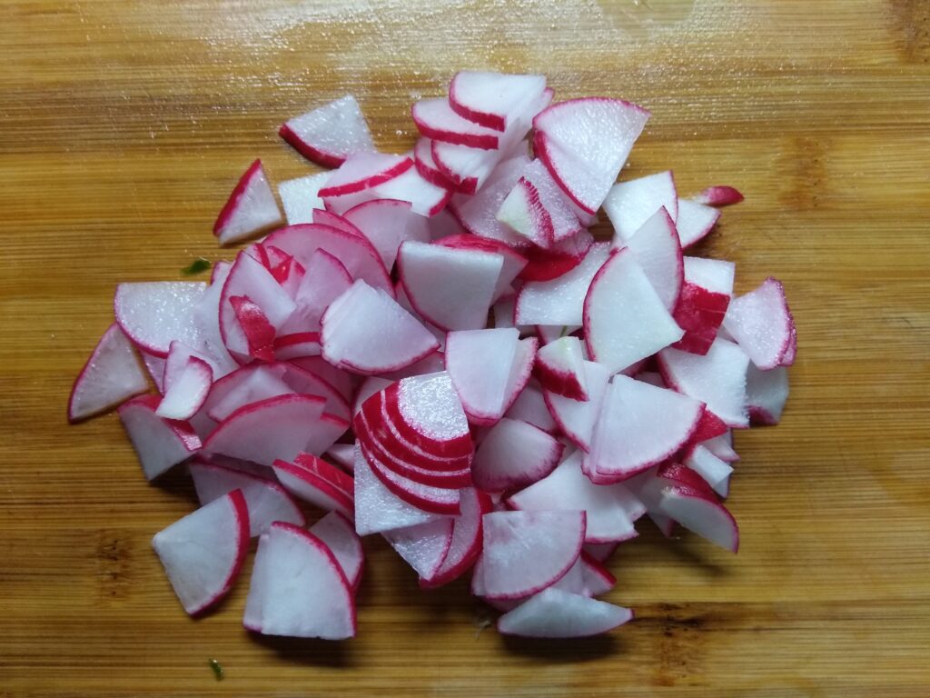 Фото рецепта - Салат из булгура с крабовыми палочками, редисом, помидорами и зеленым луком - шаг 3