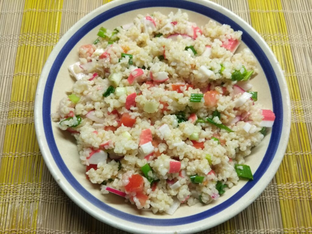 Фото рецепта - Салат из булгура с крабовыми палочками, редисом, помидорами и зеленым луком - шаг 5