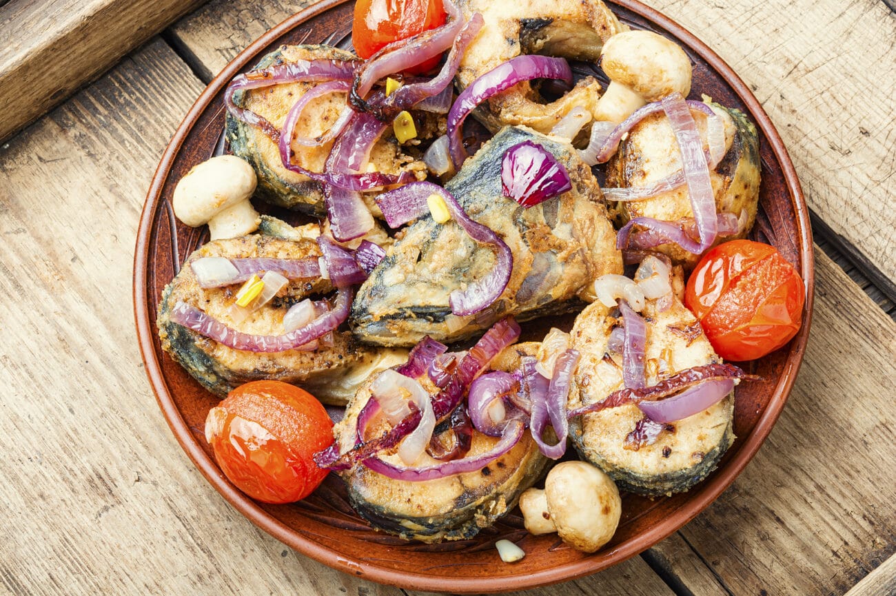 Скумбрия жареная с овощами