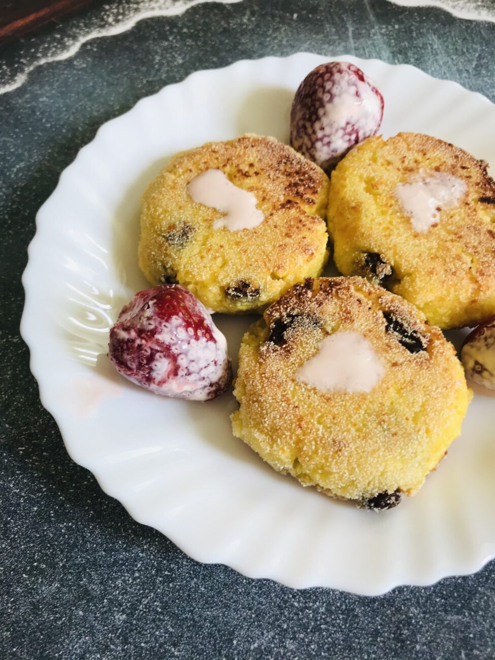 Сырники с манкой и изюмом