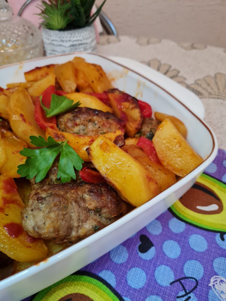 Мясные котлетки с овощами в духовке