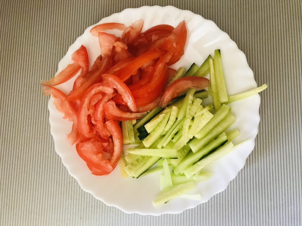 Фото рецепта - Шаурма с курицей и овощами - шаг 2
