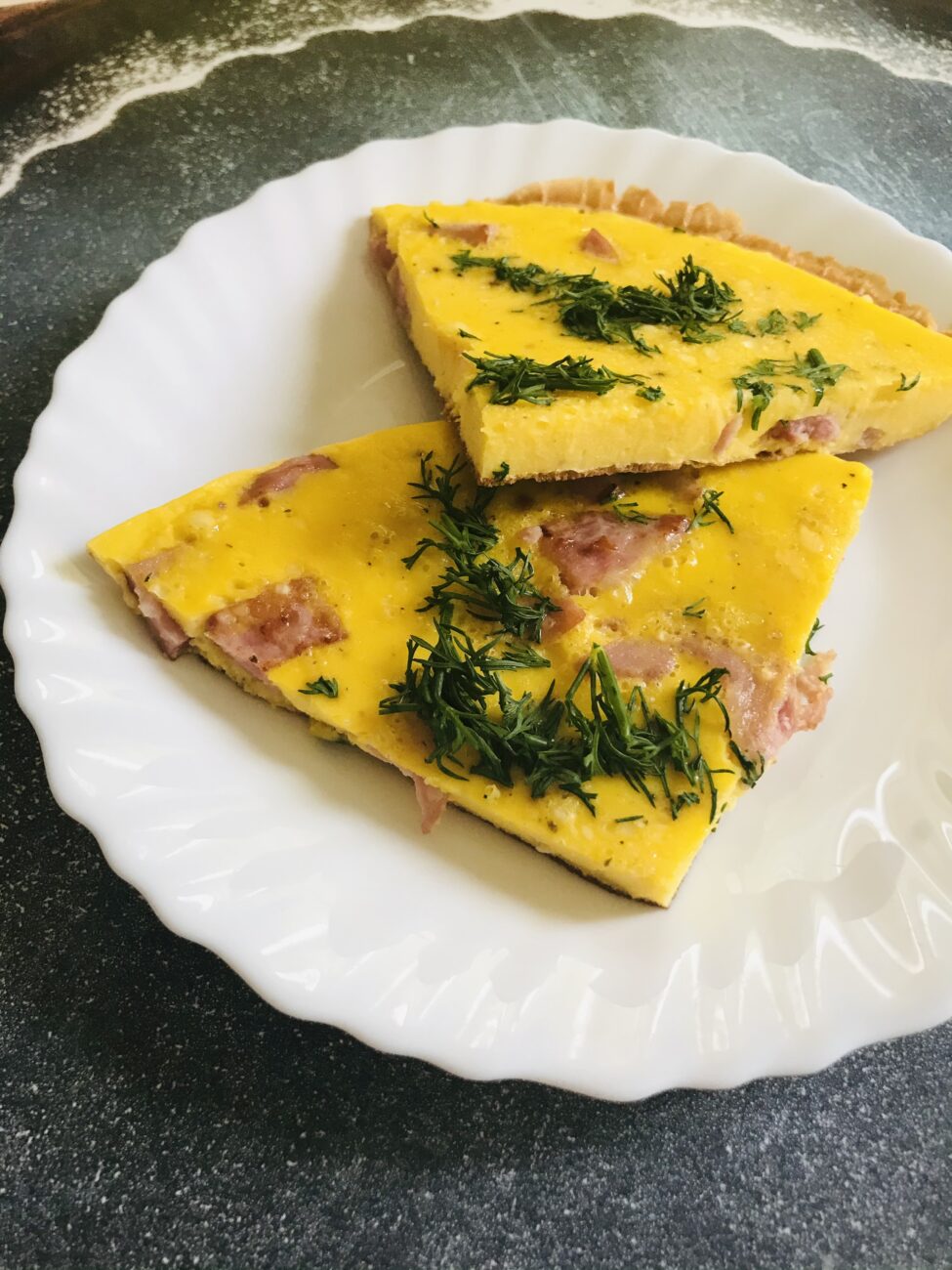 Омлет с колбасой и укропом