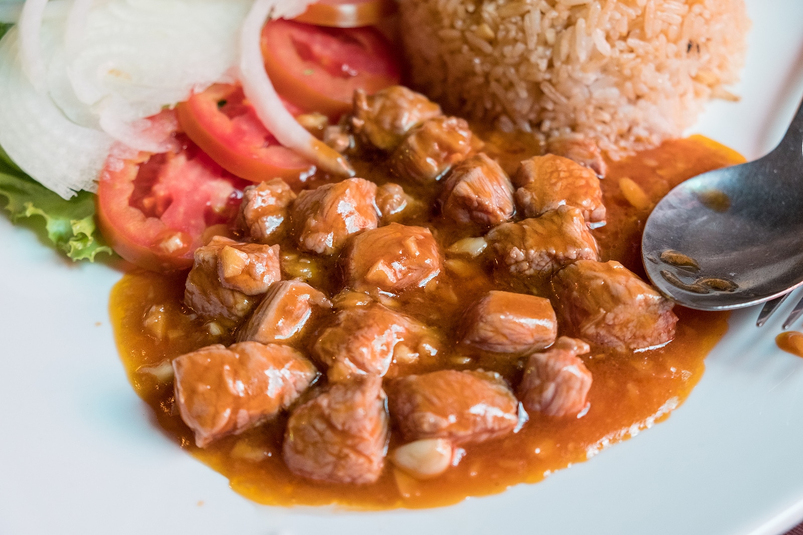 говядина по кремлевски. говядина тушеная в масле. тушеная говядина с луком и сливочным маслом. тушеная говядина с луком и сливочным маслом. говядина в собственном соку тушеная с луком и маслом.