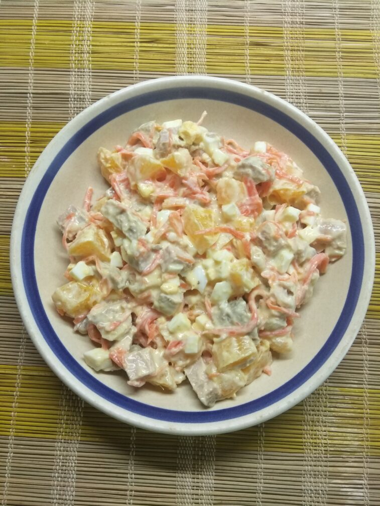 Салат с бужениной, морковкой по-корейски и апельсинами
