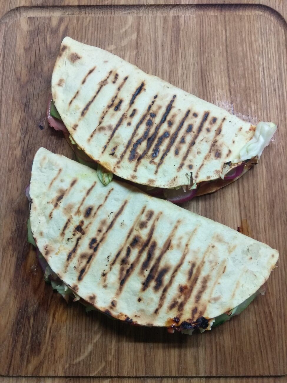 Кесадилья с капустой, редисом, огурцами и вареной колбасой