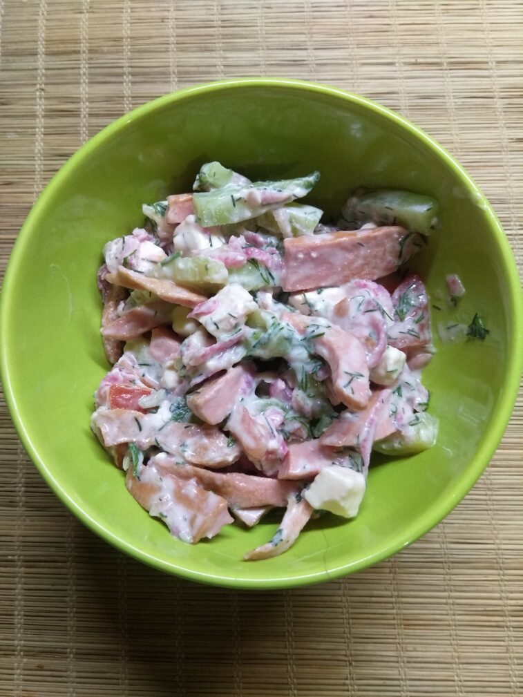 Салат с сардельками, редькой и огурцами