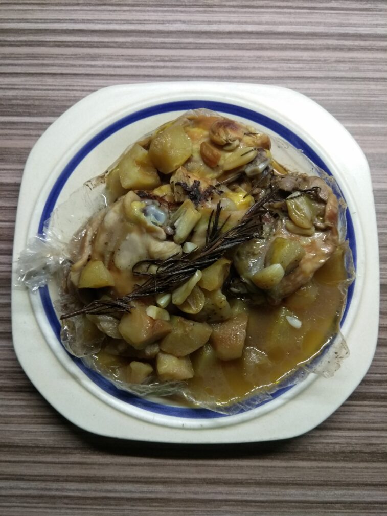Куриные бедра, запеченные с яблоками и розмарином