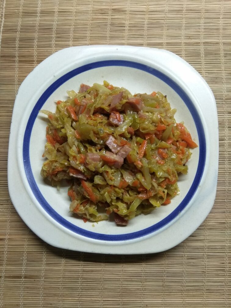 Молодая капуста, тушенная с рубленной колбасой и кабачками