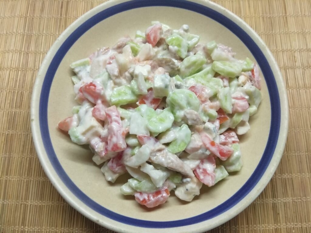 Фото рецепта - Салат с курицей, голубым сыром и свежими овощами - шаг 6