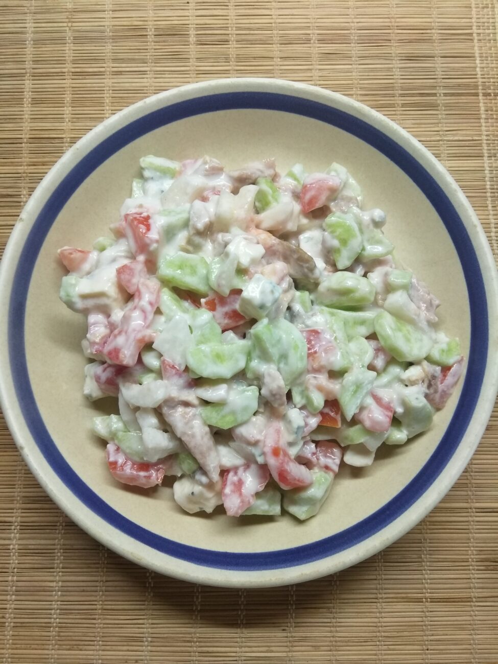 Салат с курицей, голубым сыром и свежими овощами