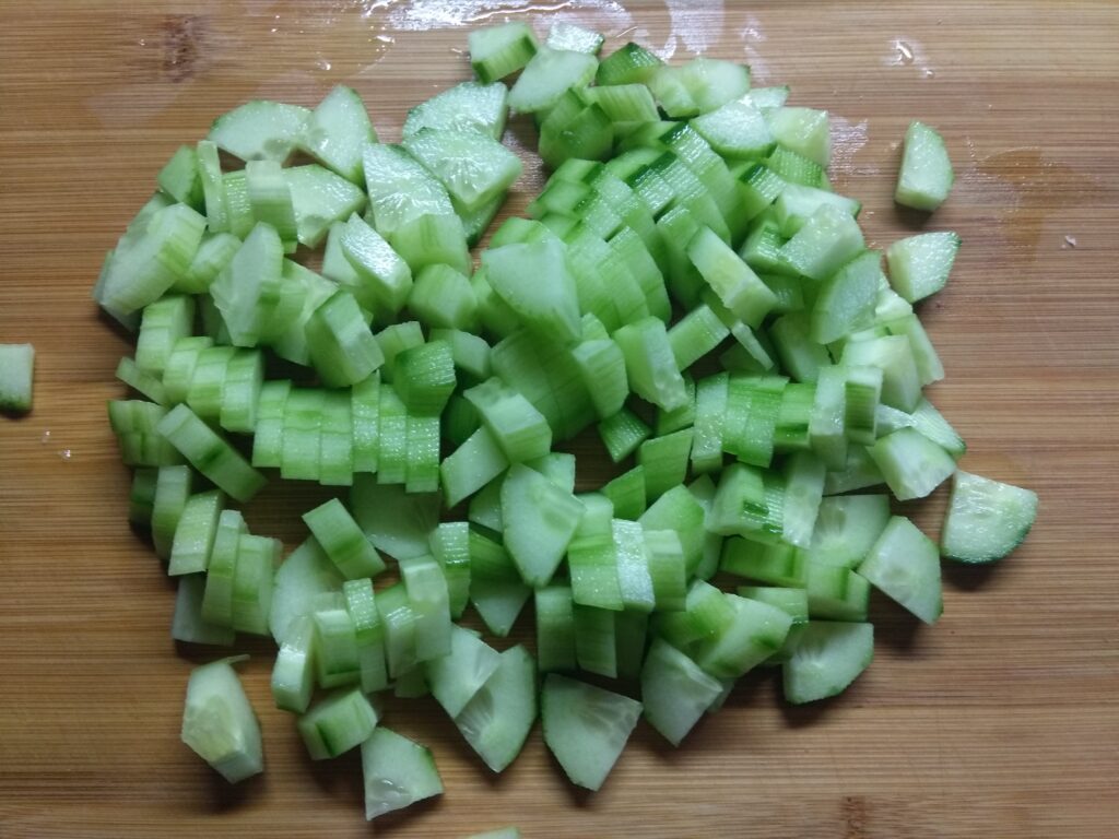 Фото рецепта - Салат с крабовыми палочками и овощами - шаг 2