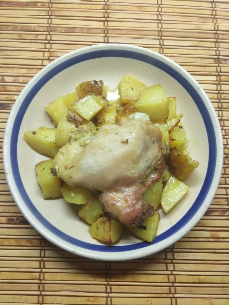 Куриные бедра, запеченные с молодым картофелем