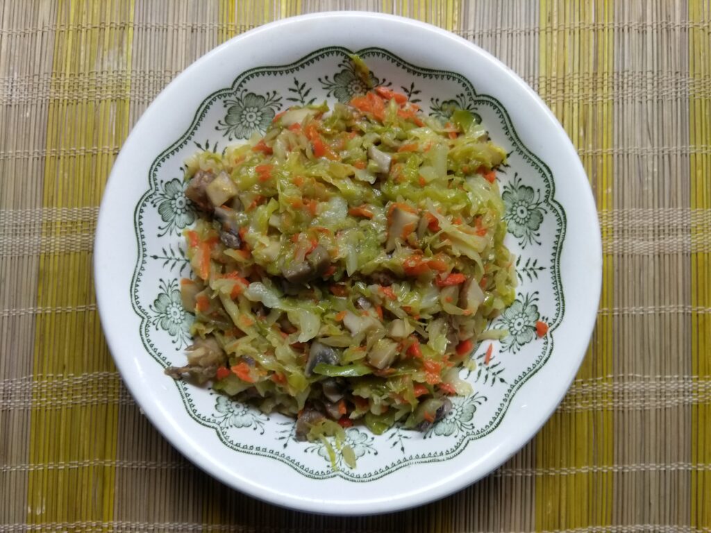 Фото рецепта - Капуста, тушенная с королевскими шампиньонами - шаг 6