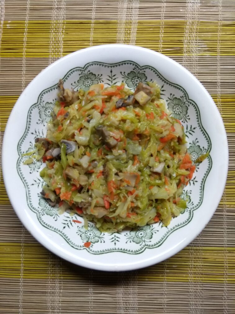 Капуста, тушенная с королевскими шампиньонами