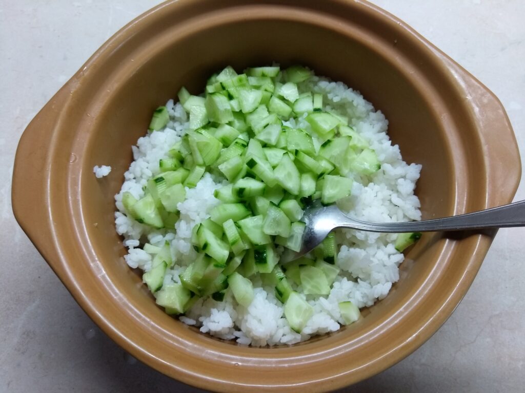 Фото рецепта - Салат с рисом, крабовыми палочками и свежими овощами - шаг 2