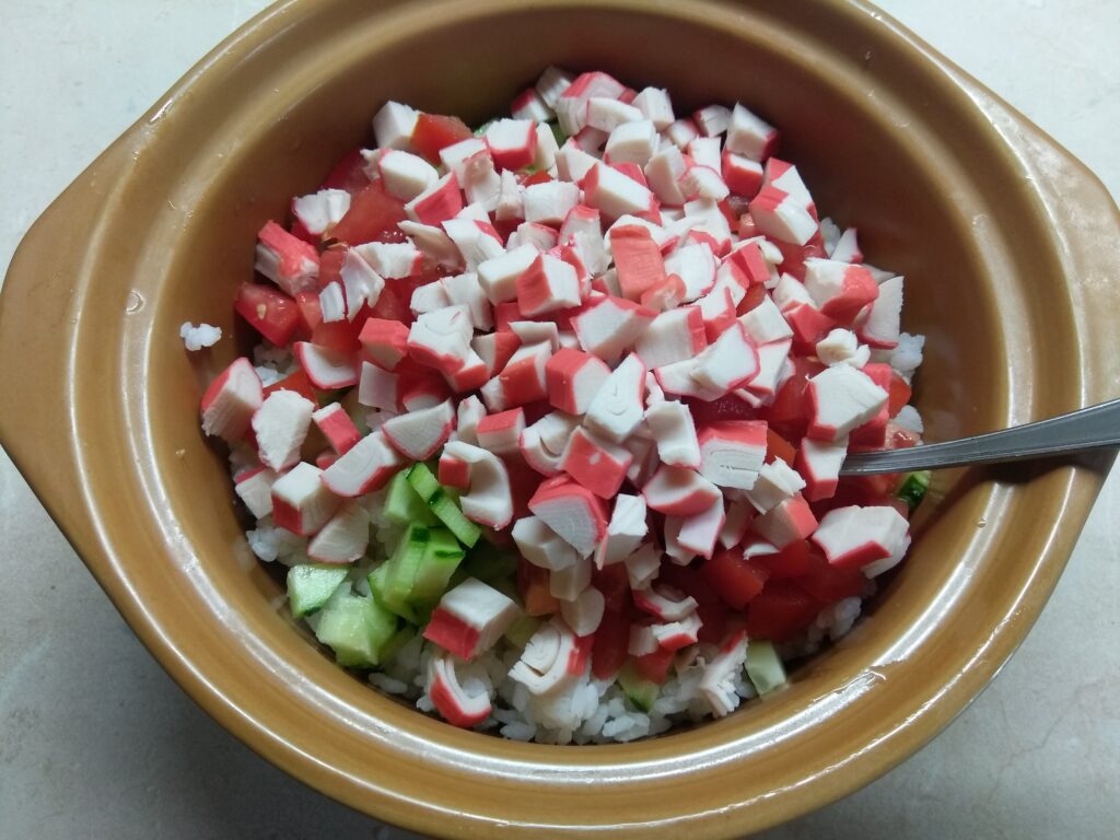 Фото рецепта - Салат с рисом, крабовыми палочками и свежими овощами - шаг 4