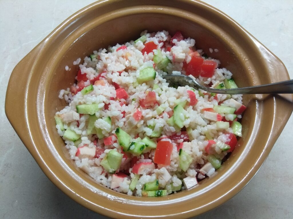 Фото рецепта - Салат с рисом, крабовыми палочками и свежими овощами - шаг 5