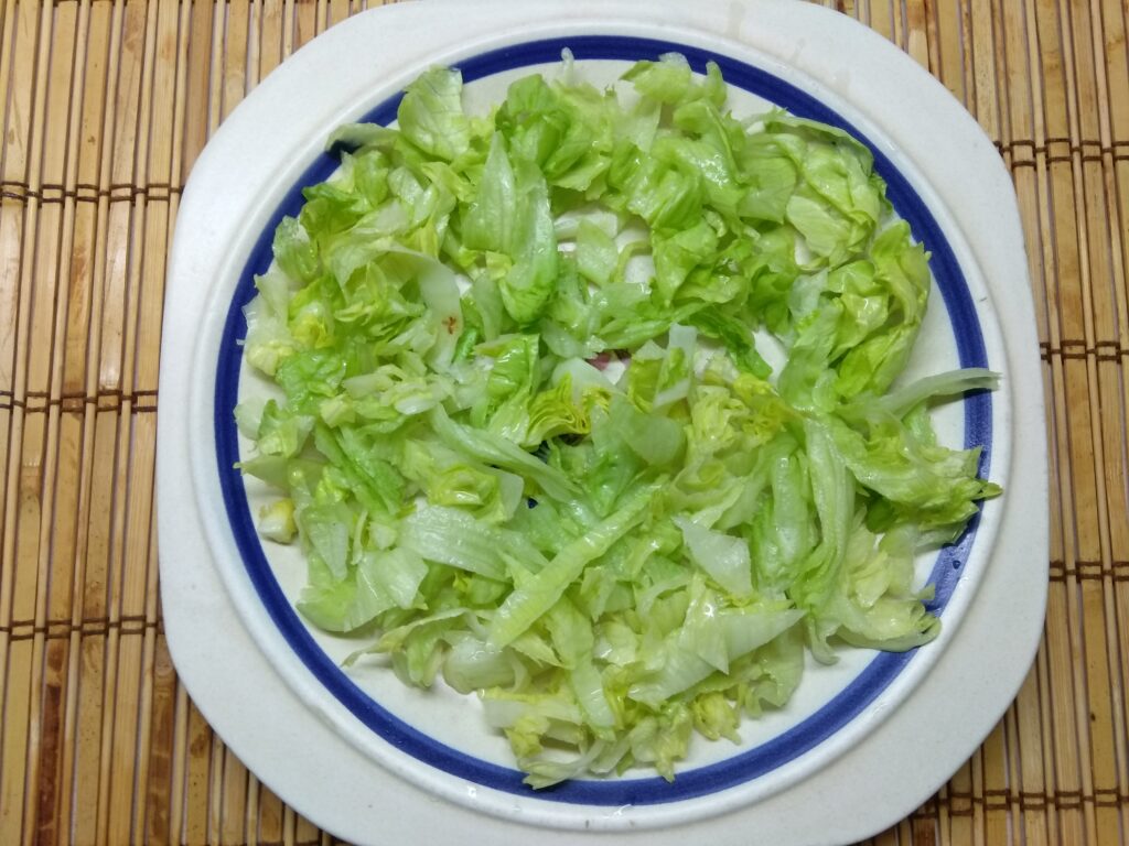 Фото рецепта - Салат с капустой, крабовыми палочками, яйцами и помидорами - шаг 1