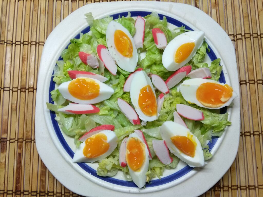 Фото рецепта - Салат с капустой, крабовыми палочками, яйцами и помидорами - шаг 3