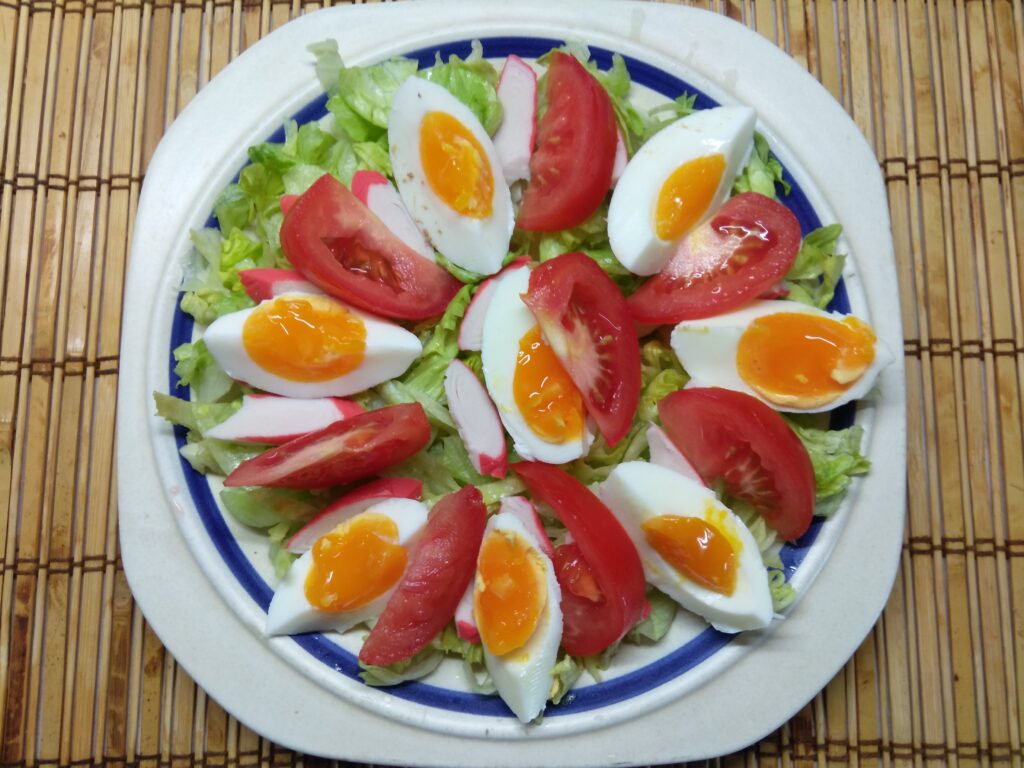 Фото рецепта - Салат с капустой, крабовыми палочками, яйцами и помидорами - шаг 4