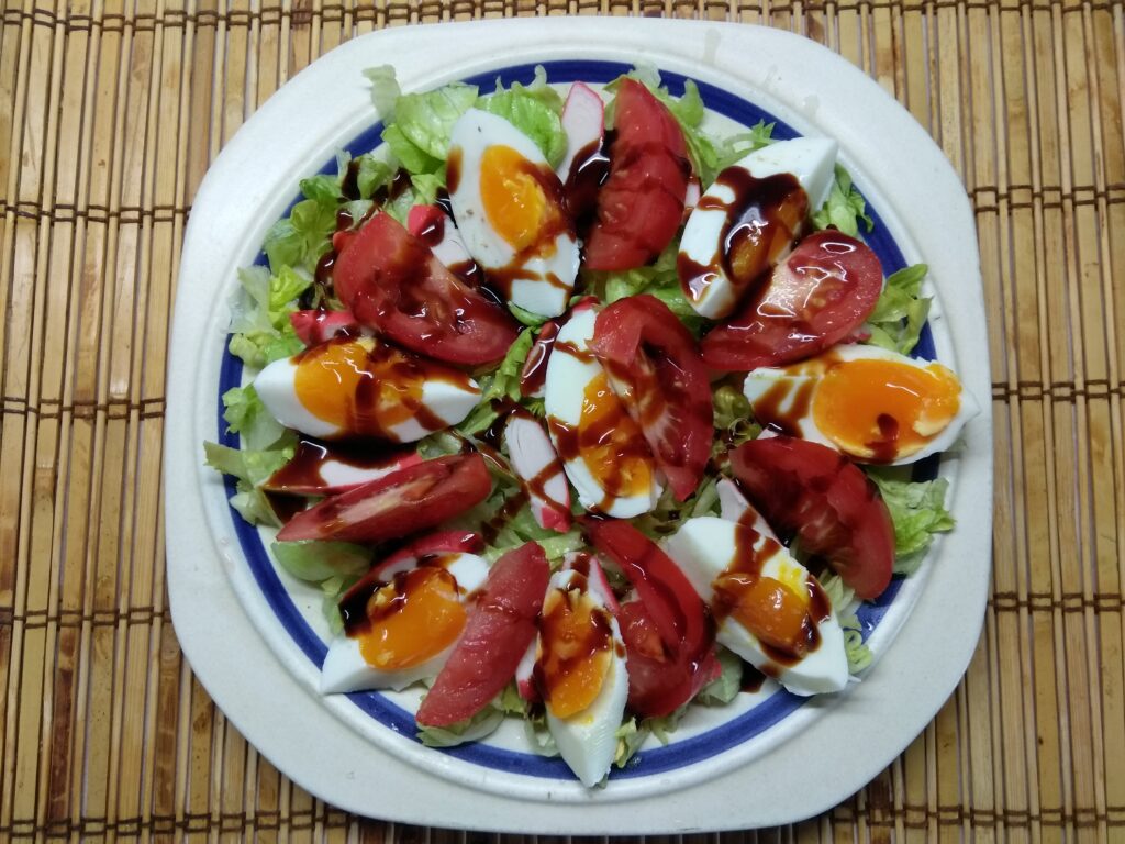Фото рецепта - Салат с капустой, крабовыми палочками, яйцами и помидорами - шаг 5