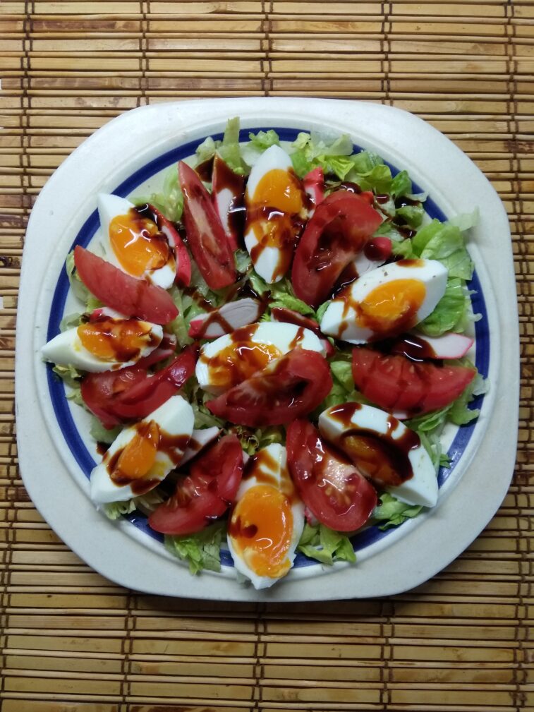 Салат с капустой, крабовыми палочками, яйцами и помидорами