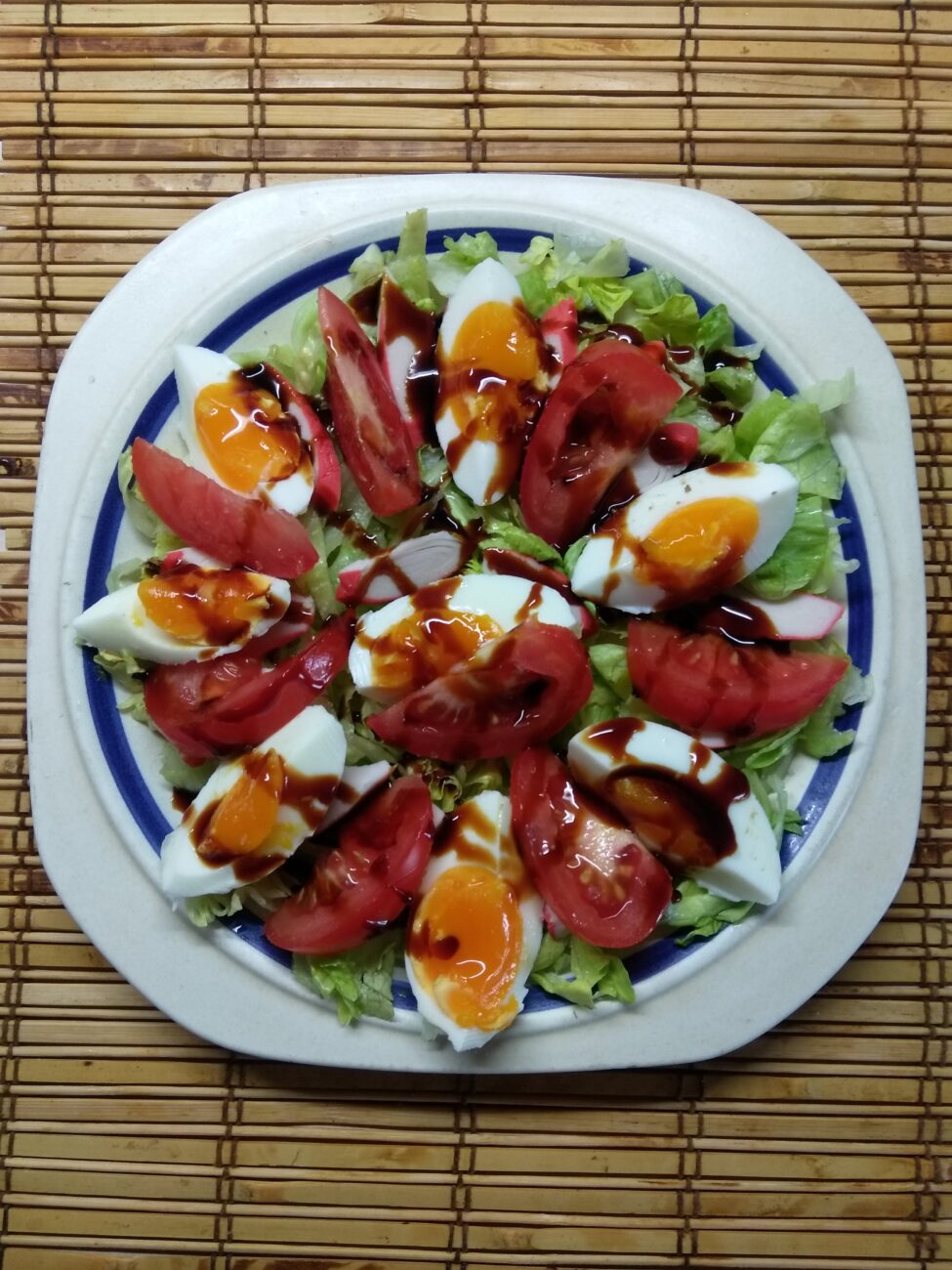 Салат с капустой, крабовыми палочками, яйцами и помидорами
