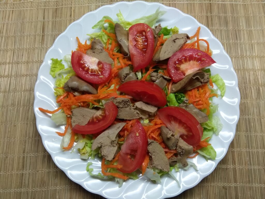 Фото рецепта - Салат с куриной печенью и овощами - шаг 4